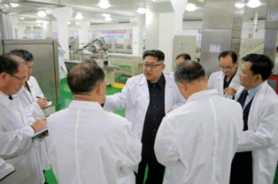 金正恩視察平壤食品工廠，贊國產設備如美男子，強調農產品自給自足