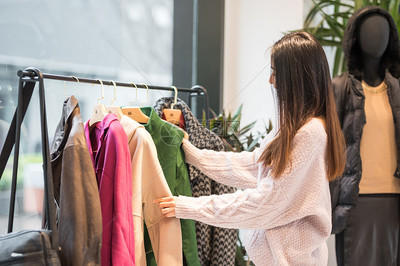 年輕女性逛街選購(gòu)服裝的全方位指南